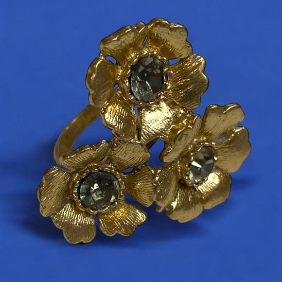 Size 8.5 Goldtone Statement Cluster Floral Ring 35mm - Picture 1 of 11